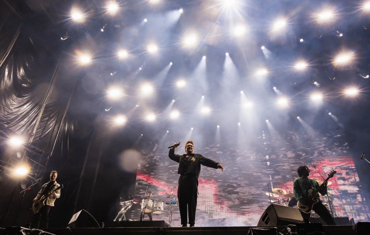 Papa Roach suspende show por "emergencia" de su bajista, Tobin Esperance