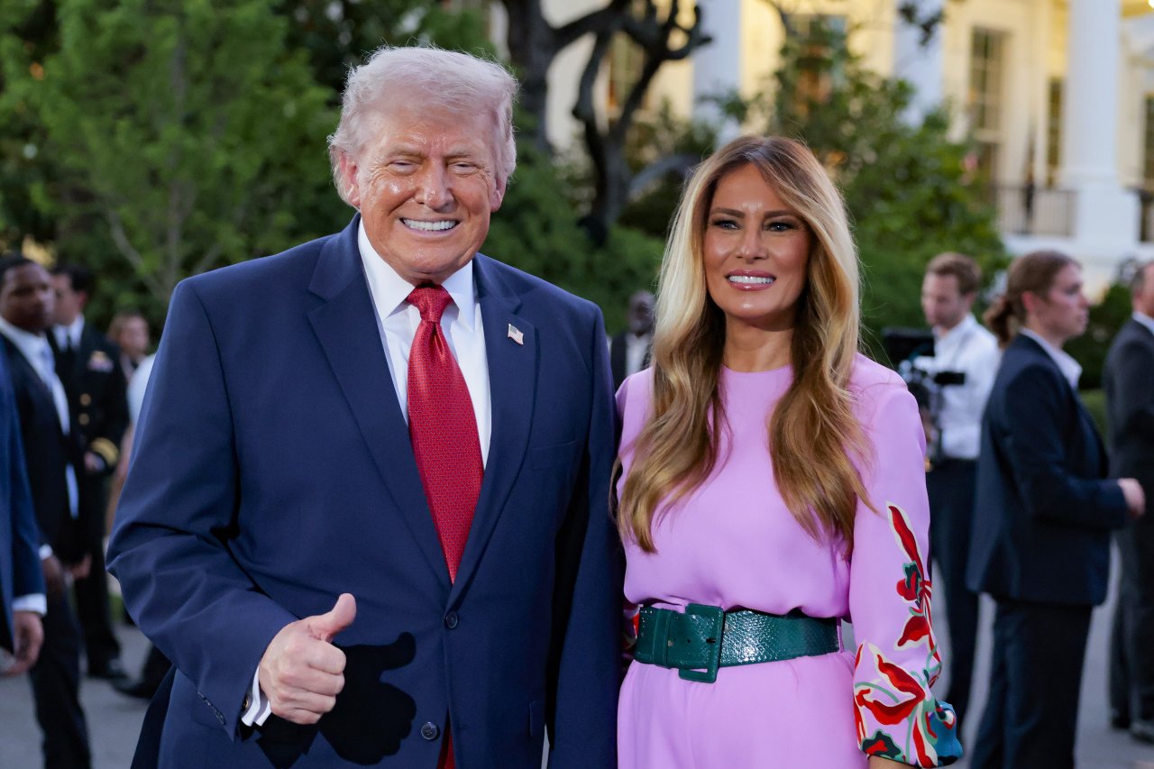 Trump embolsó más de 10 millones de dólares por el documental de Melania en Amazon