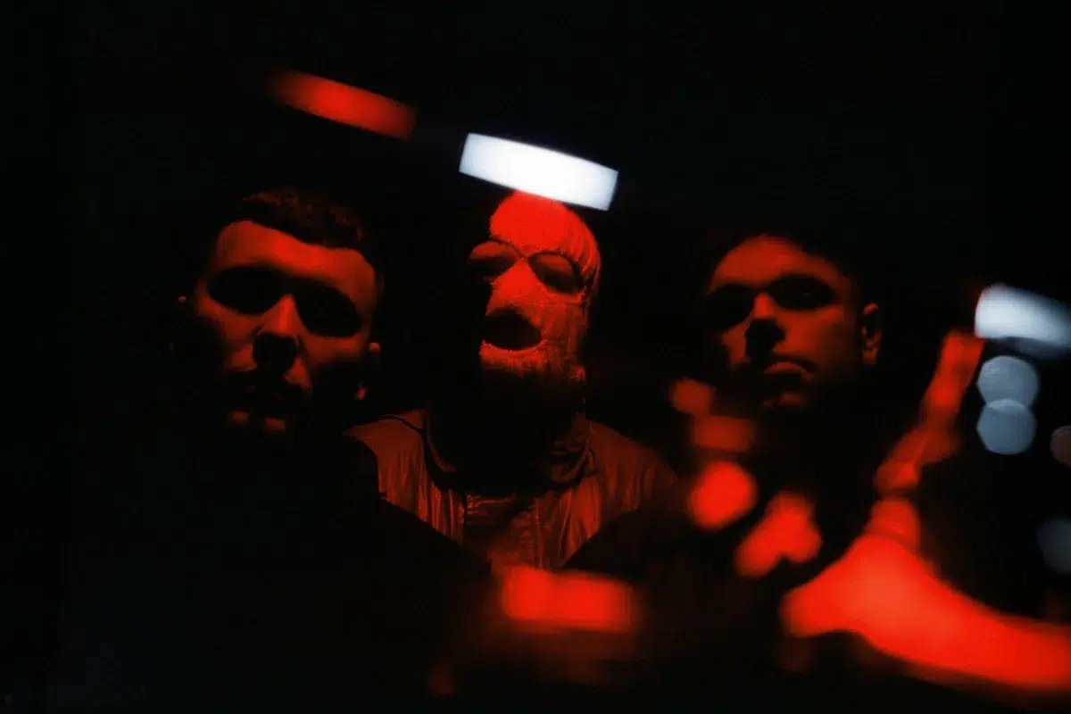 Kneecap trae su hip-hop irlandés y combativo a Argentina en octubre