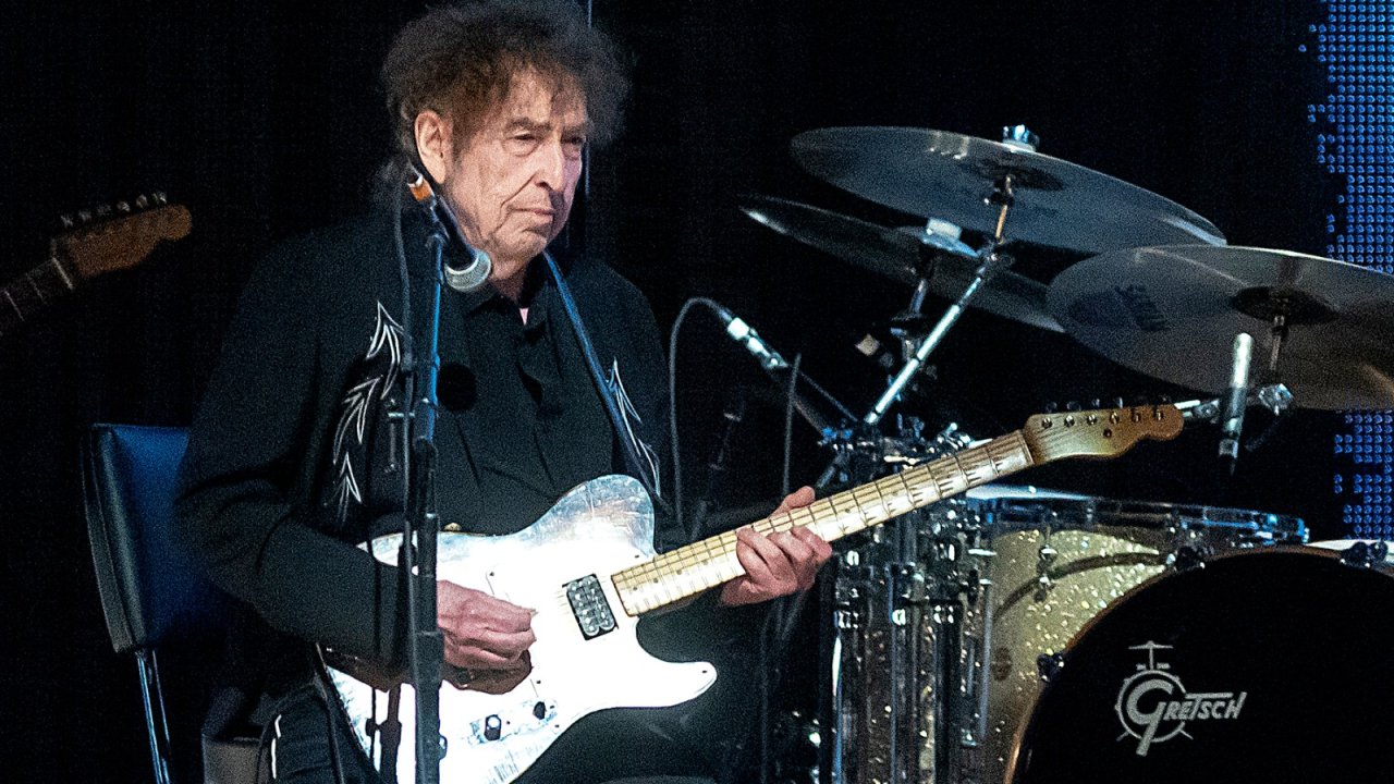 Otra guitarra menos: Bob Britt se va de la banda de Dylan con un enigmático "Sayonara Bobby"