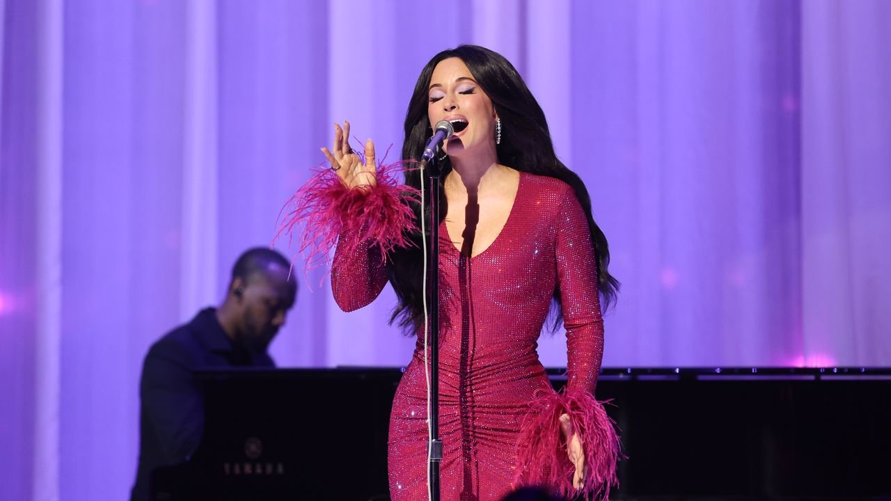 Kacey Musgraves se la jugó en los VMAs y le cantó a Dolly Parton